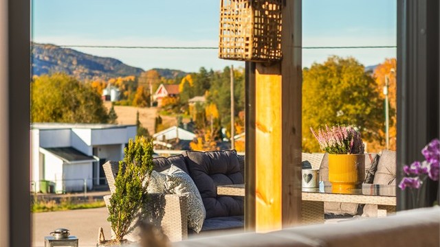 Utsikt fra stuen mot uteområdet og landskapet omkring.