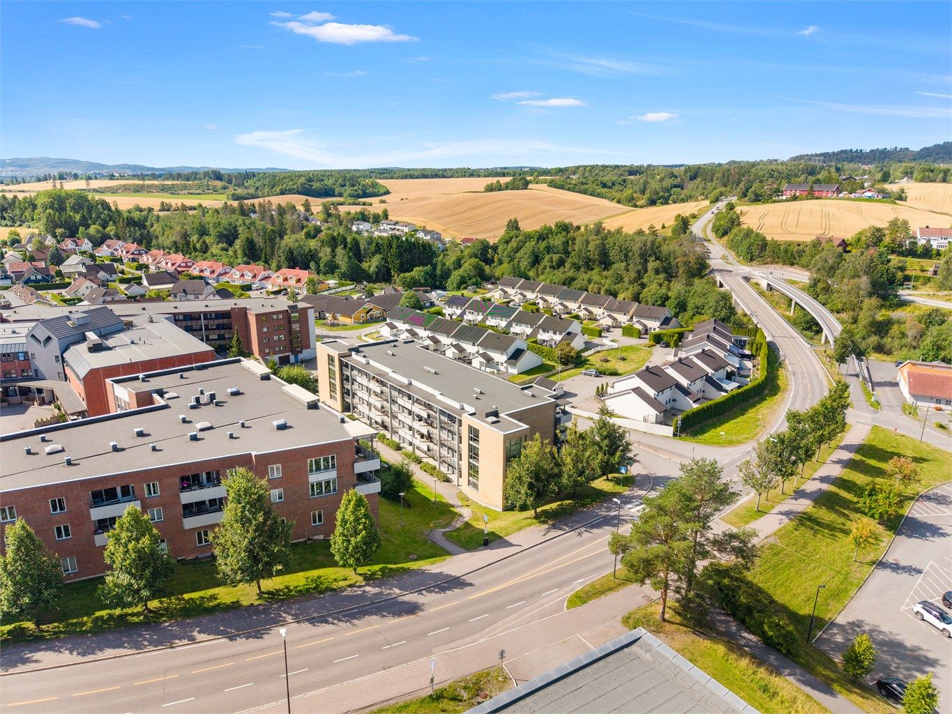 Eiendommen har en sentral beliggenhet med enkel adkomst til E6.
