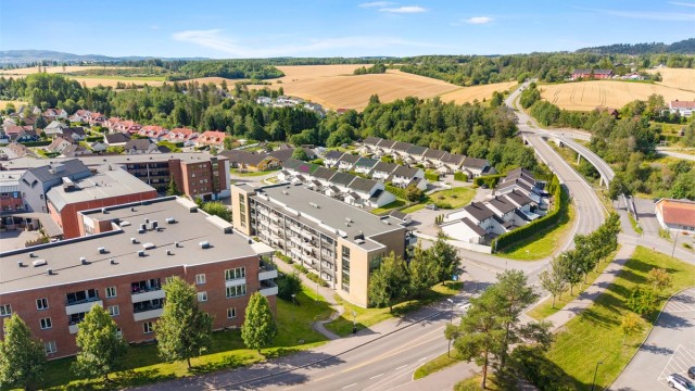 Eiendommen har en sentral beliggenhet med enkel adkomst til E6.