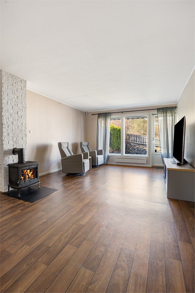 Fra stuen er det direkte utgang til en steinplatting på 8 m² og den private hagen.