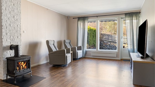 Fra stuen er det direkte utgang til en steinplatting på 8 m² og den private hagen.