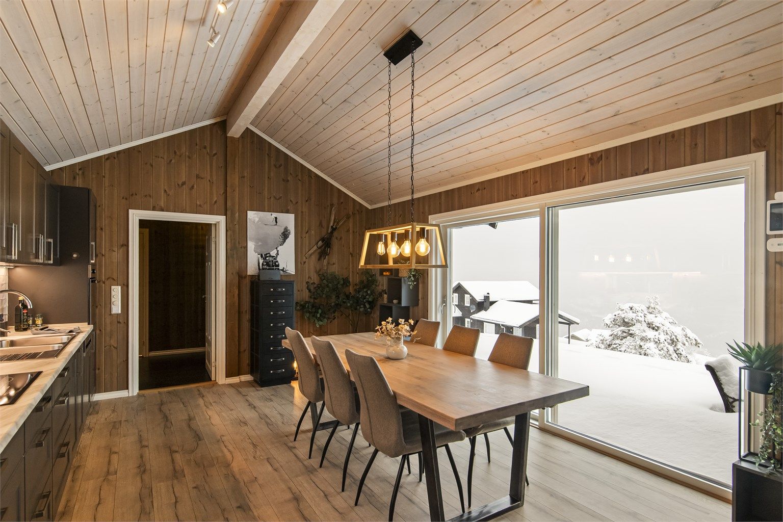 Lekre og lune fargevalg er gjennomgangående i hytten