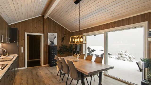 Lekre og lune fargevalg er gjennomgangående i hytten