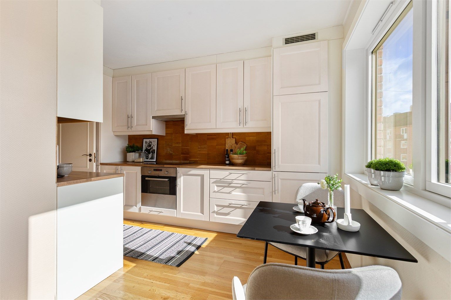 God plass for spisebord på kjøkkenet og godt med lys fra store vinduer - fin utsikt!