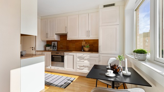 God plass for spisebord på kjøkkenet og godt med lys fra store vinduer - fin utsikt!