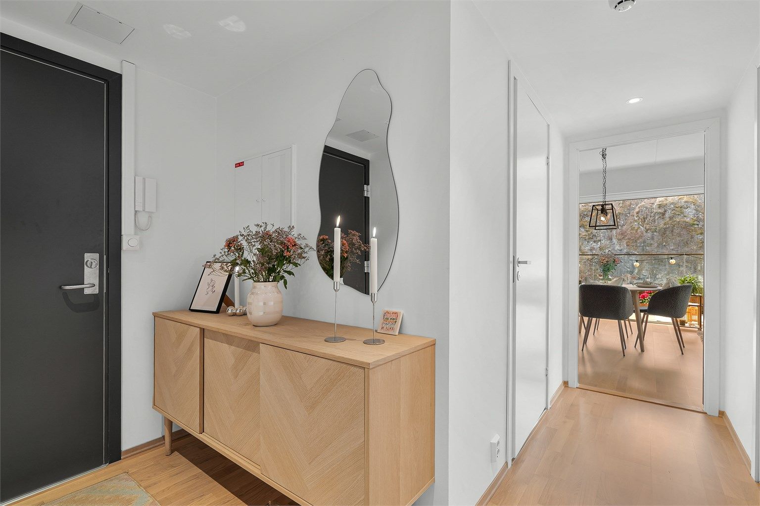 Leiligheten har en ekstern bod på 5 m² i felles kjeller.