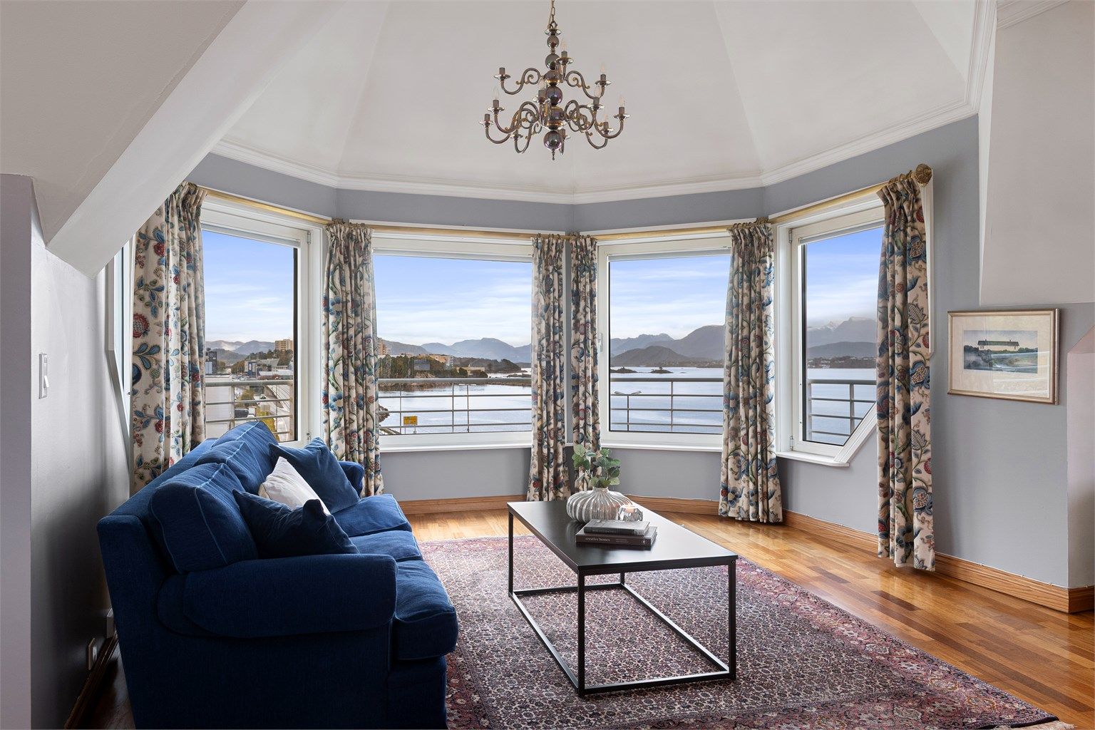 Romslig toppleilighet med heisadkomst og storslått utsikt mot Borgundfjorden.
Foto: Stian Wiik
