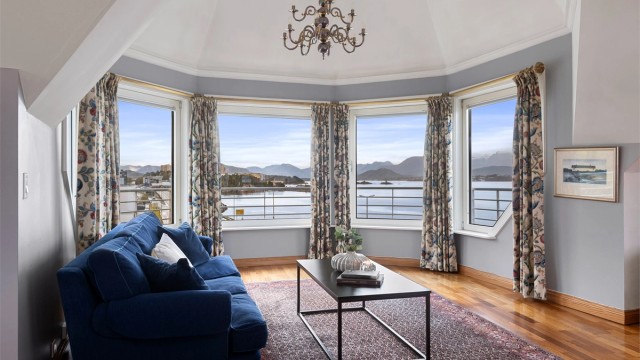 Romslig toppleilighet med heisadkomst og storslått utsikt mot Borgundfjorden.
Foto: Stian Wiik
