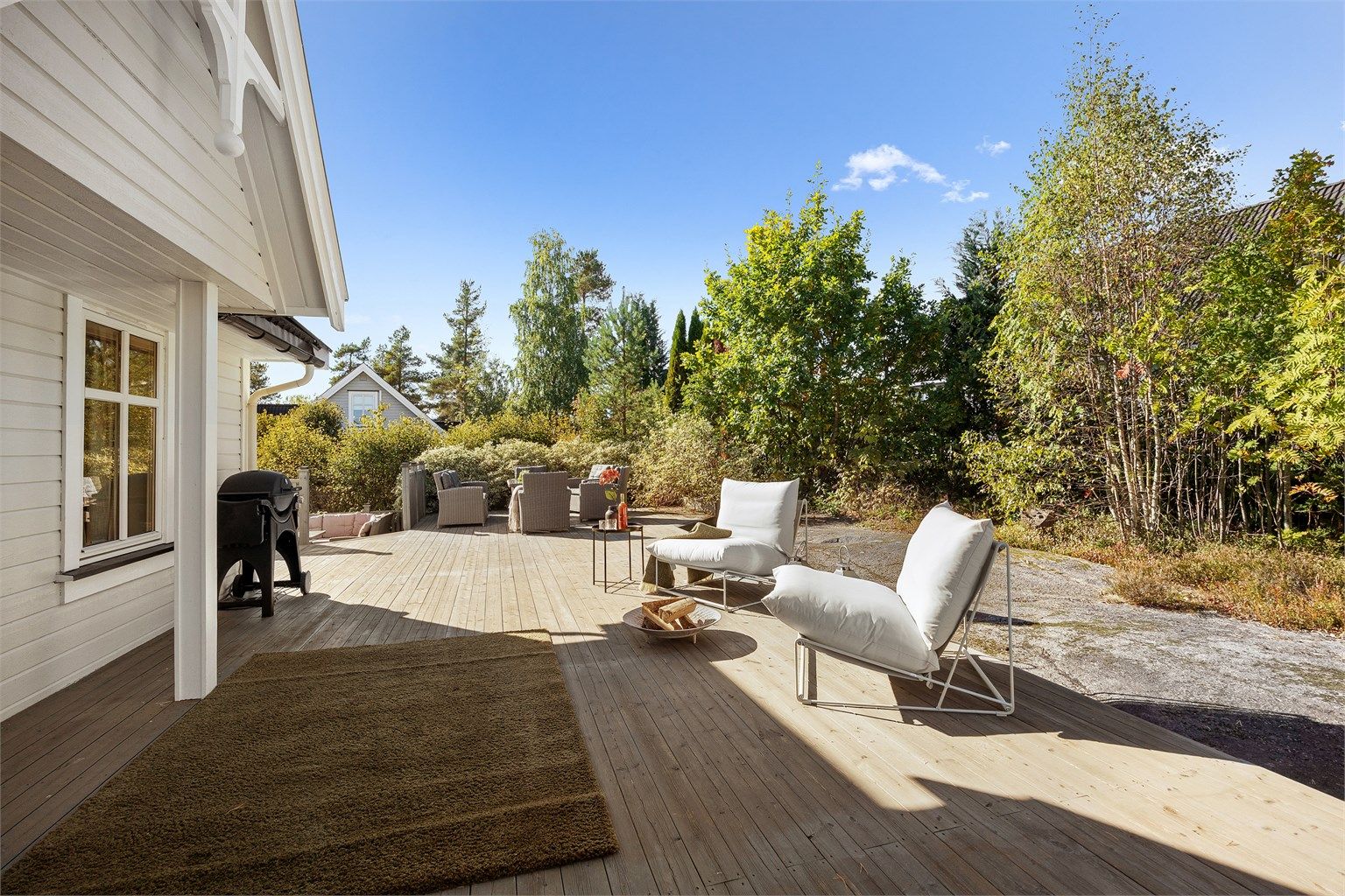 Stor usjenert terrasse på baksiden av eiendommen 