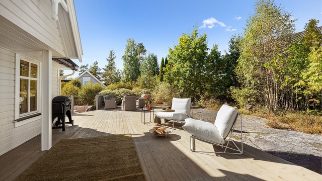 Stor usjenert terrasse på baksiden av eiendommen
