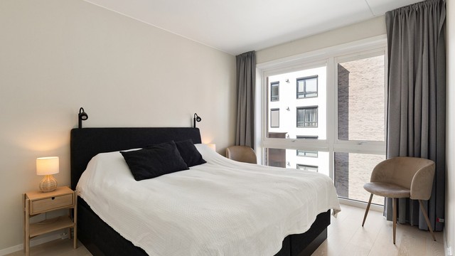 Et lyst og komfortabelt hovedsoverom med god plass til både dobbeltseng og garderobe