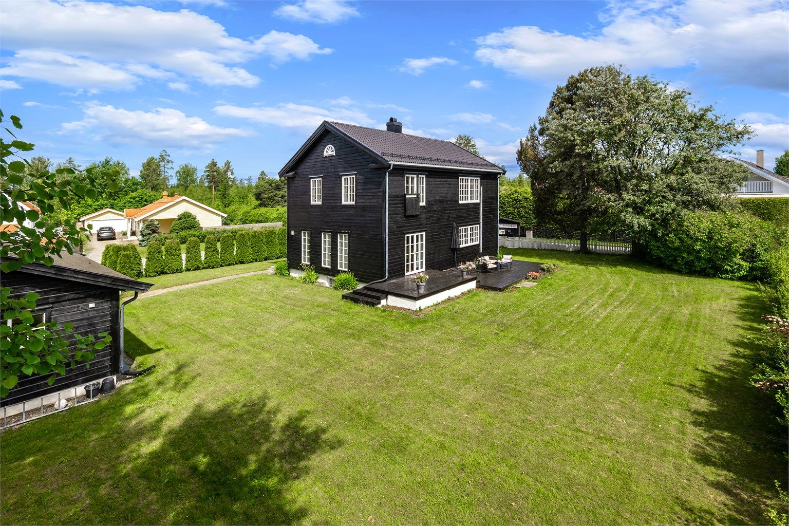 Eiendommen har en stor, barnevennlig tomt på ca. 1 mål med en terrasse på 39 m².