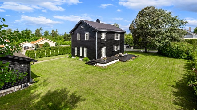 Eiendommen har en stor, barnevennlig tomt på ca. 1 mål med en terrasse på 39 m².