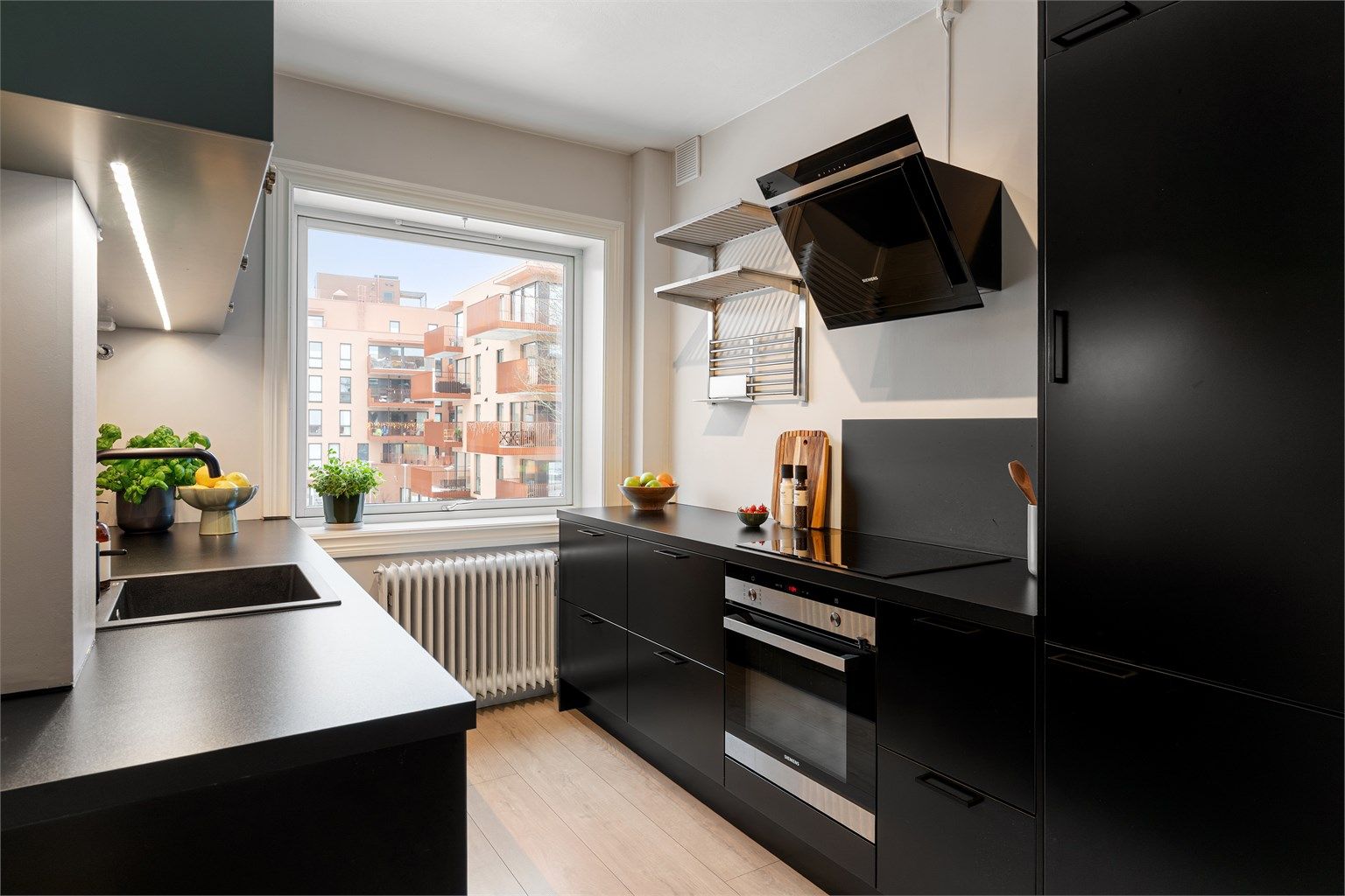 Kjøkkenet ble modernisert i 2021 med en funksjonell Epoq-innredning.