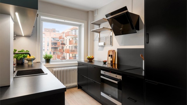 Kjøkkenet ble modernisert i 2021 med en funksjonell Epoq-innredning.