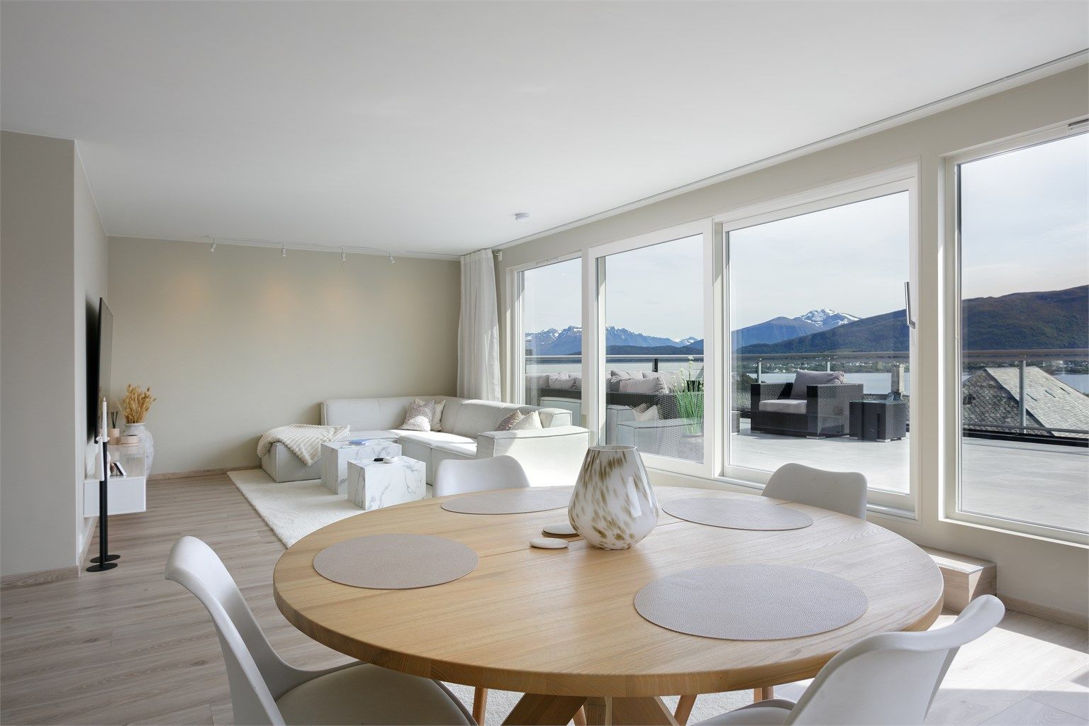 Nydelig utsikt fra både sofagruppen og spisestuen
Stuen har god plass til både sofagruppe og spisestue. Nye gulv lagt i 2025, vegger fornyet i 2022