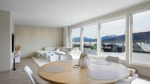 Nydelig utsikt fra både sofagruppen og spisestuen
Stuen har god plass til både sofagruppe og spisestue. Nye gulv lagt i 2025, vegger fornyet i 2022