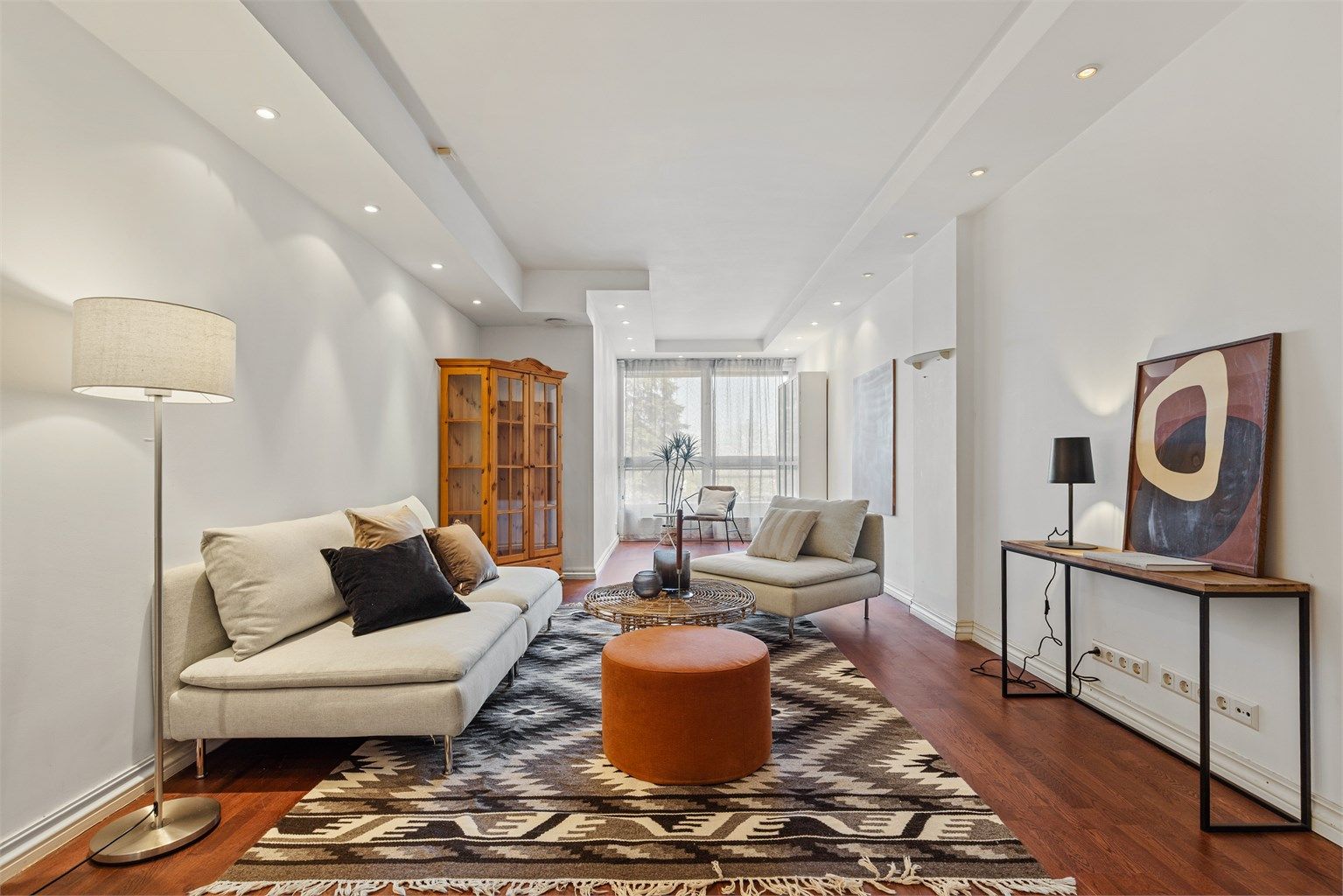 Lys og romslig stue med god plass til sittegruppe og TV-område.