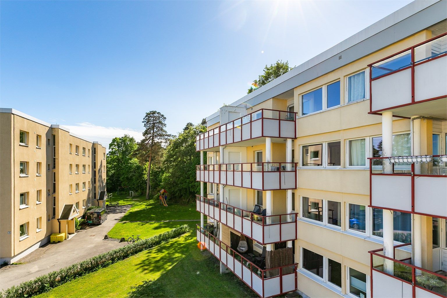 Høyden av fjerde etasje betyr at leiligheten er lite utsatt for innsyn fra omgivelsene. Det er langt avstand til annen motstående bebyggelse.
