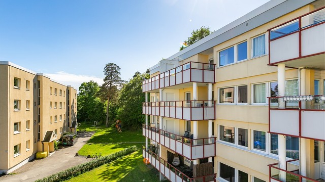 Høyden av fjerde etasje betyr at leiligheten er lite utsatt for innsyn fra omgivelsene. Det er langt avstand til annen motstående bebyggelse.