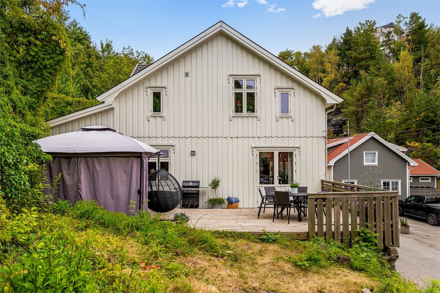 Rett ut for stua er det stor terrasse i trevirke.