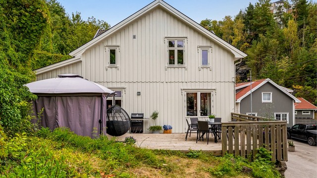 Rett ut for stua er det stor terrasse i trevirke.