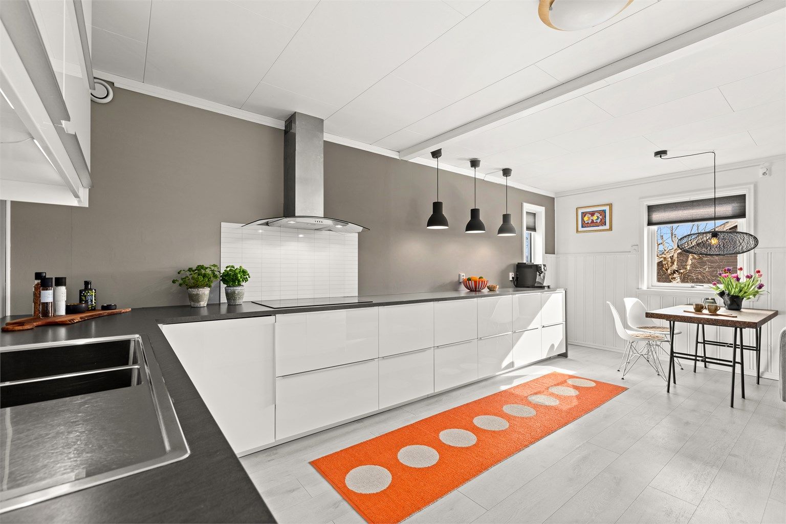 Pent oppusset kjøkken med supre arbeidsflater på den laminerte benkeflaten. Bred kokeplate for den aktive "kokk". Hyggelig spiseplass på kjøkkenet også.