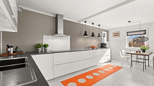 Pent oppusset kjøkken med supre arbeidsflater på den laminerte benkeflaten. Bred kokeplate for den aktive "kokk". Hyggelig spiseplass på kjøkkenet også.