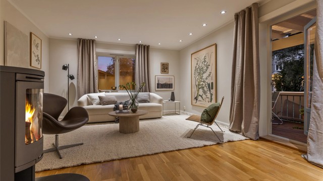 Det er montert downlights med dimming i himlingen som gir et lunt lys og som med enkelhet kan stilles etter ønsket stemning