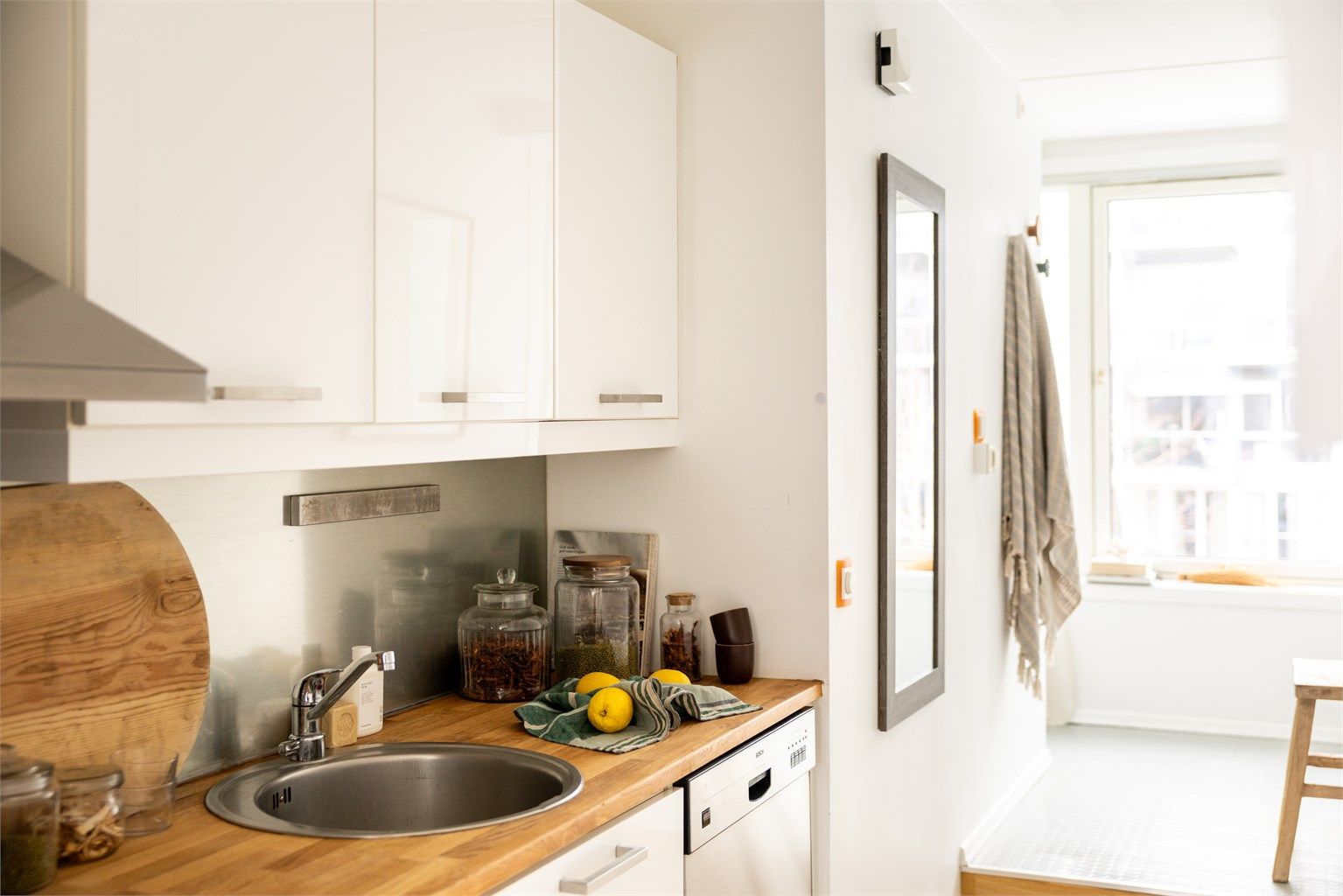 Integrerte hvitevarer som stekeovn og platetopp med ventilator over. Oppvaskmaskin og kjøleskap med frysedel