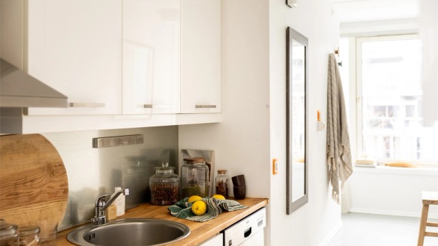 Integrerte hvitevarer som stekeovn og platetopp med ventilator over. Oppvaskmaskin og kjøleskap med frysedel