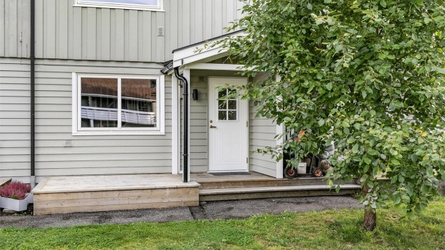 Asfaltert gangvei leder frem til inngangspartiet