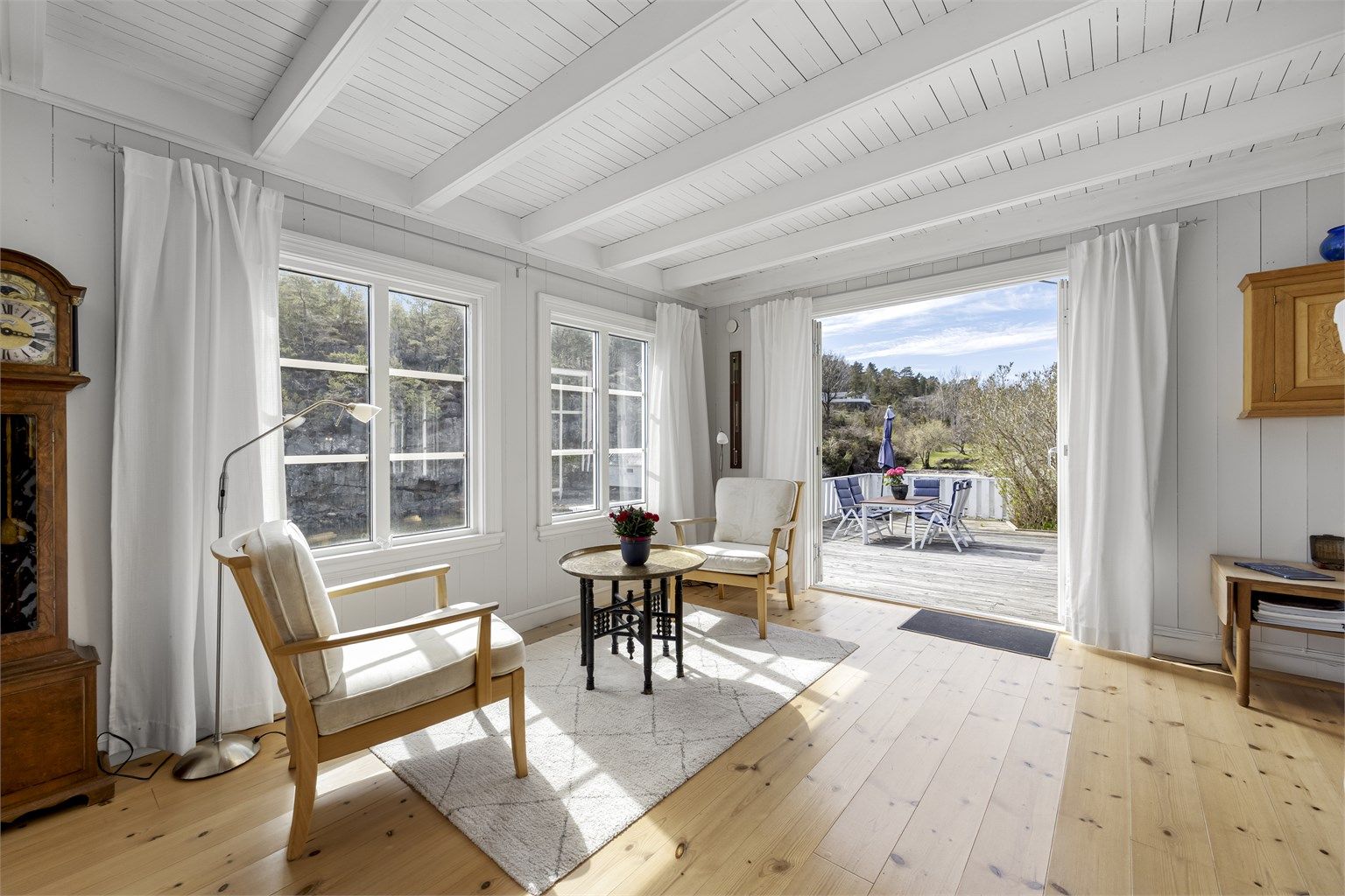 Utgang til romslig terrasse. 