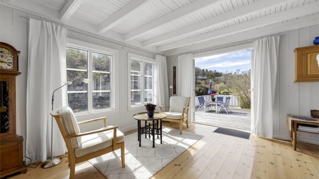 Utgang til romslig terrasse.
