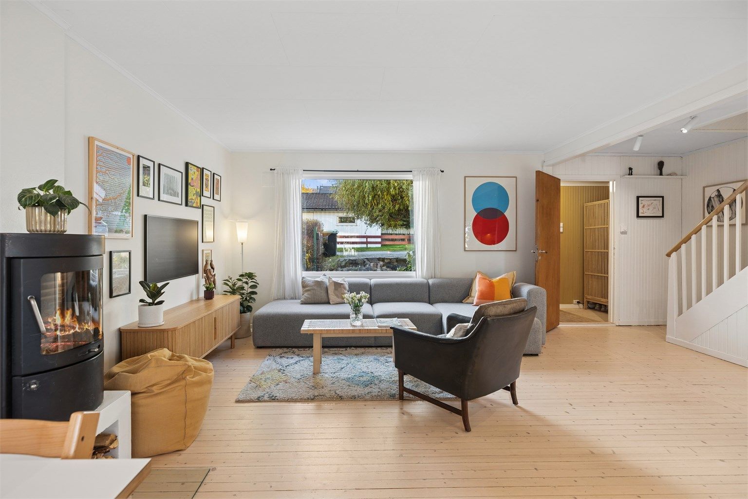  De store vindusflatene slipper inn rikelig med dagslys og skaper en luftig og behagelig atmosfære.