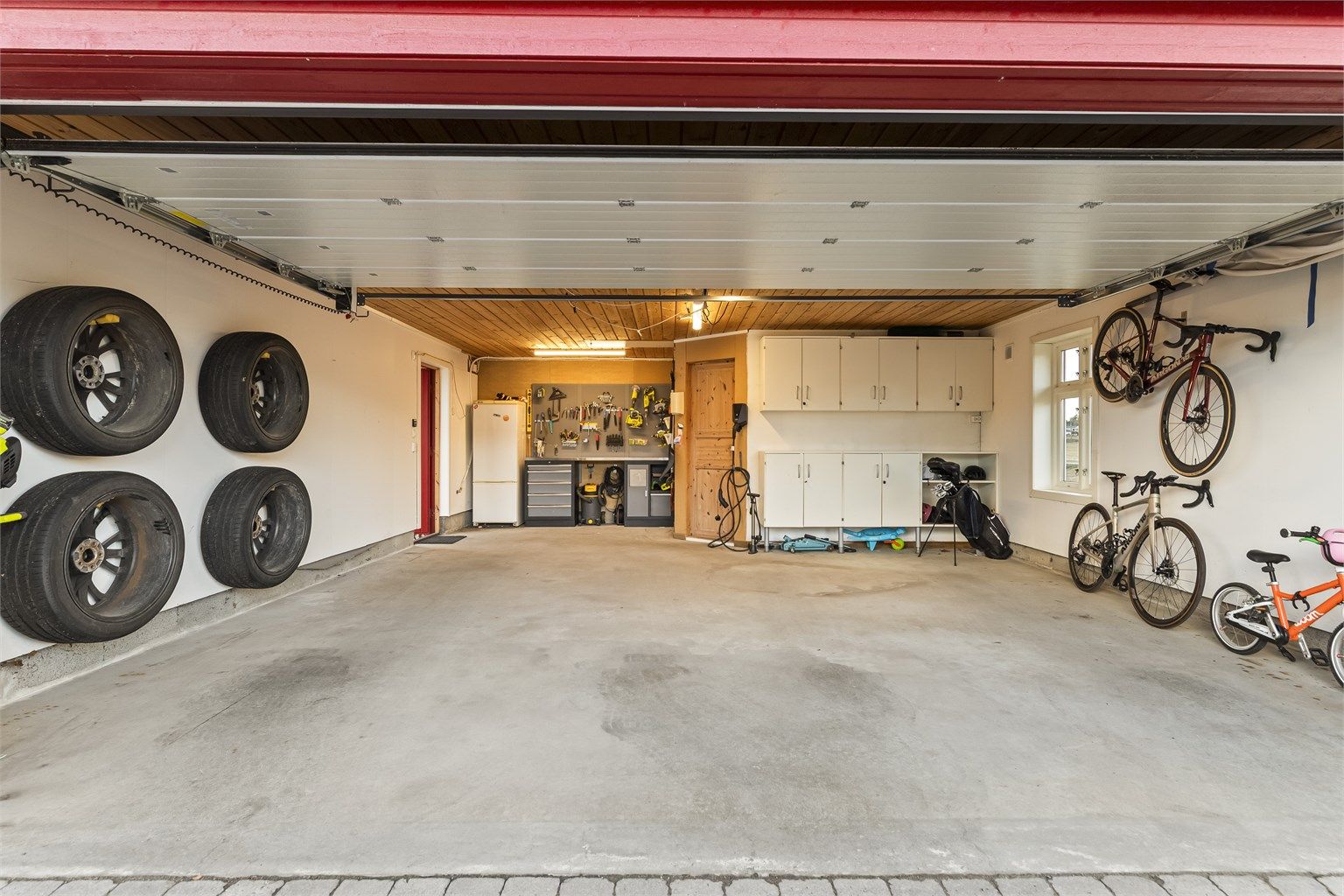 Dobbelgarasjen fra 2009 har elektrisk leddport og installert lader for elbil.