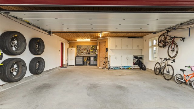 Dobbelgarasjen fra 2009 har elektrisk leddport og installert lader for elbil.