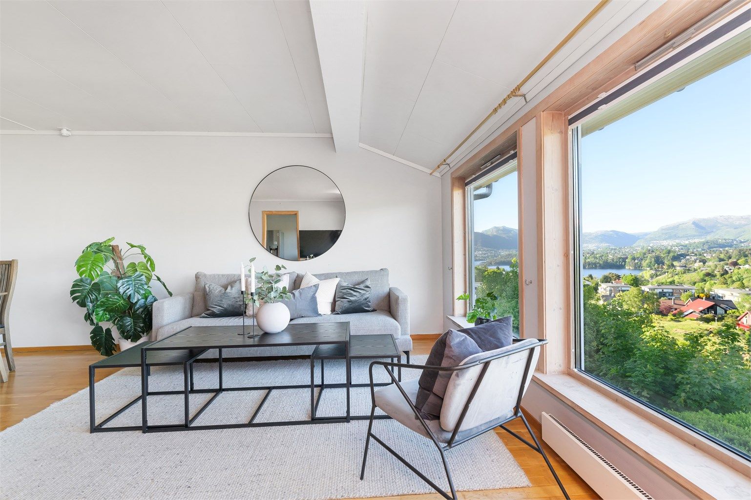 vinduene er lave for å få inn enda mer av den nydelige utsikten. 