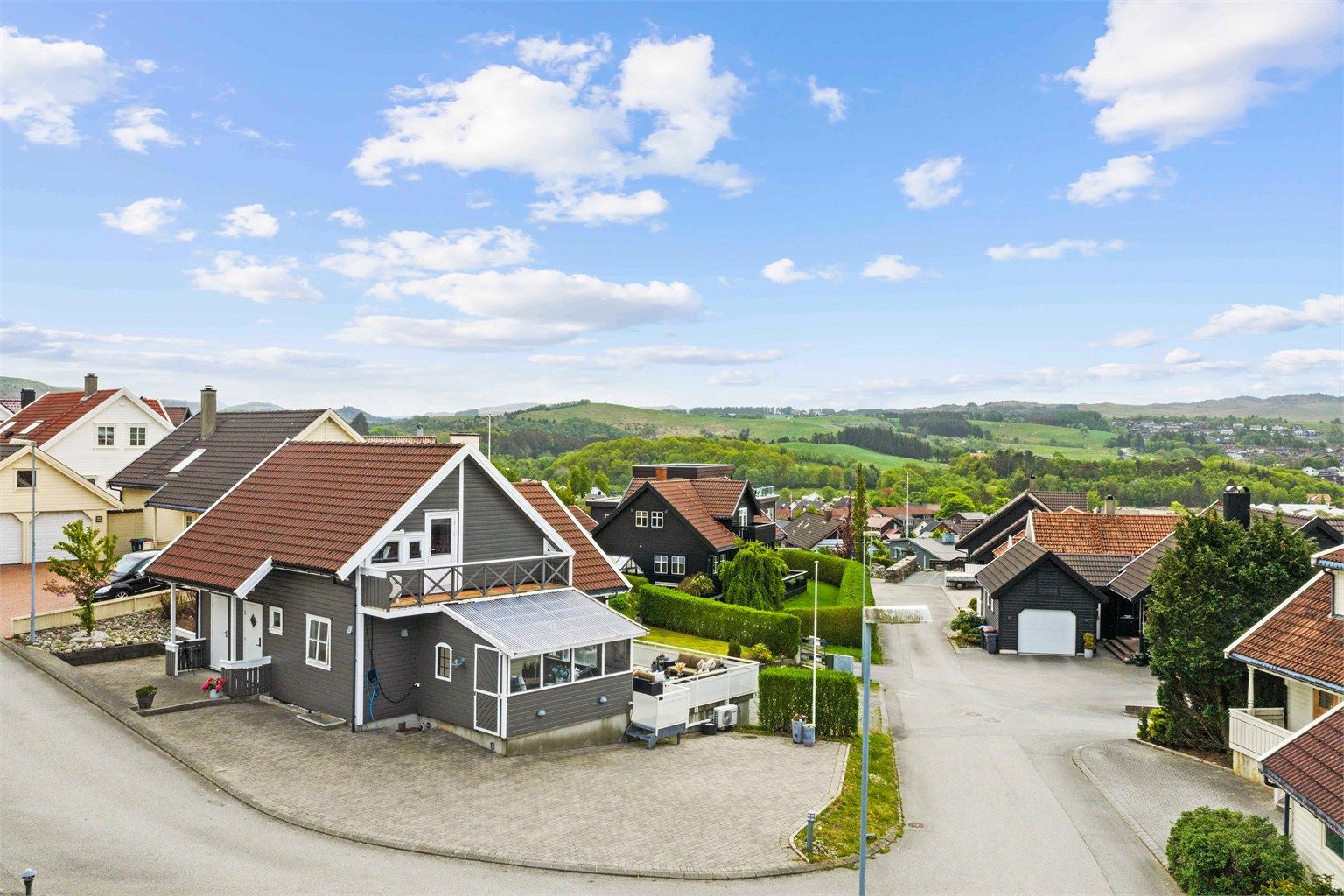 På begge sider av huset er det sjeldent god plass til parkering, så her der det perfekt også hvis du trenger plass til tilhenger/båthenger, campingvogn, bobil osv. 
Foto: Martin Nordbø