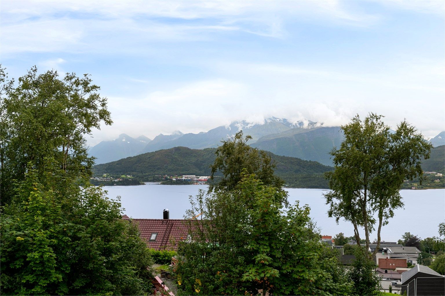 Utsikt mot fjorden og fjellene fra nærområdet.