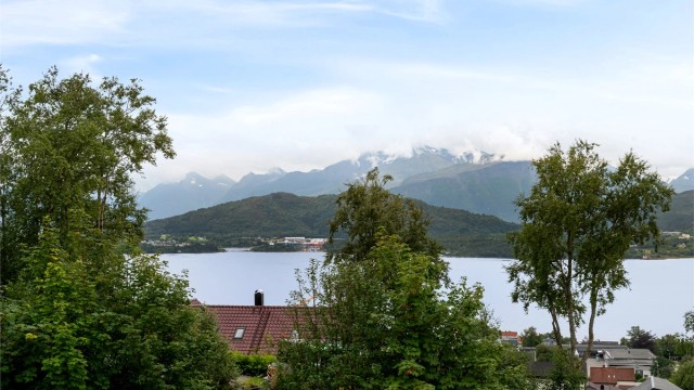 Utsikt mot fjorden og fjellene fra nærområdet.