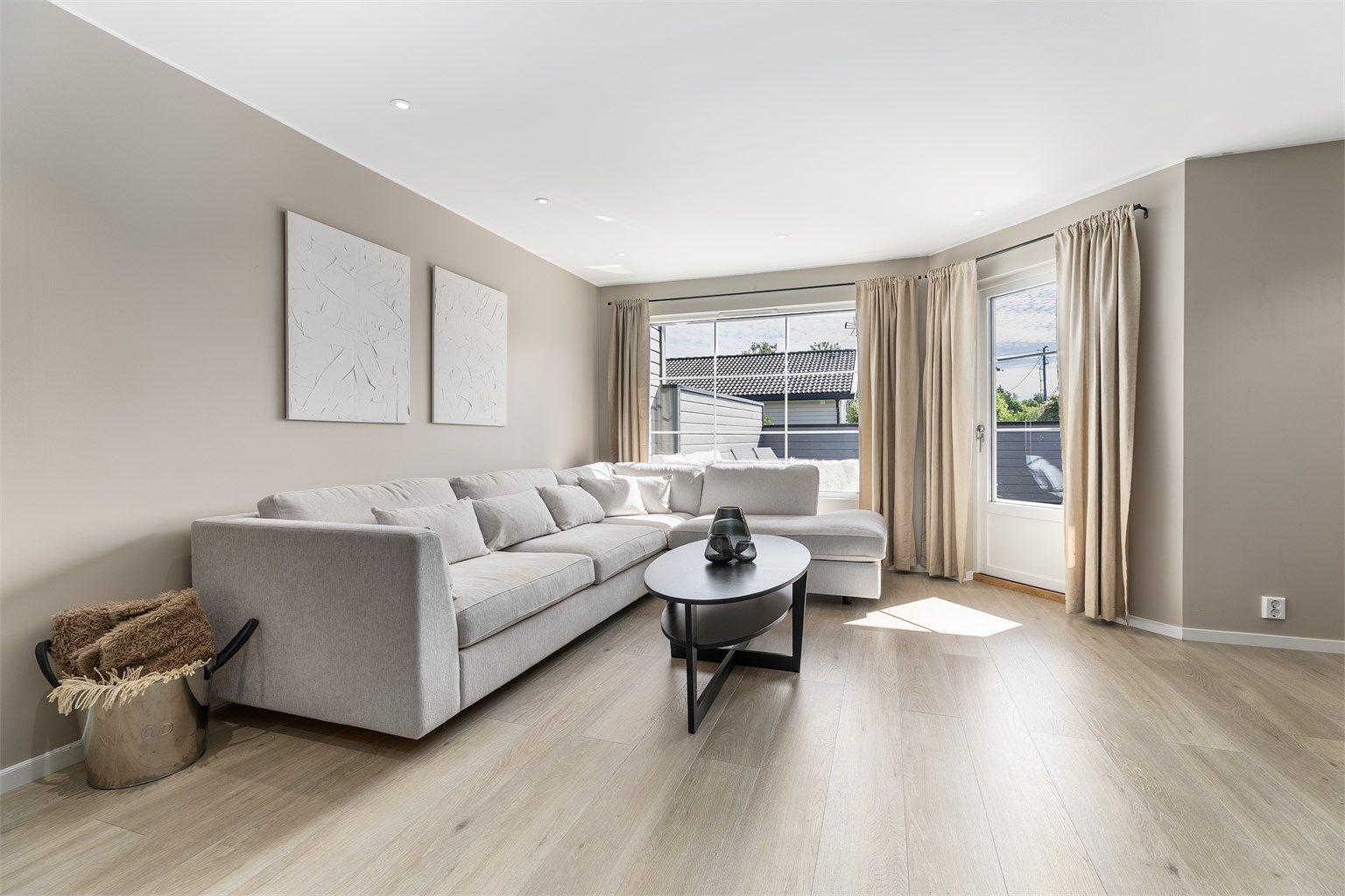 Etter omfattende oppussing har boligens indre fått et betydelig løft med moderne overflater og innredninger.