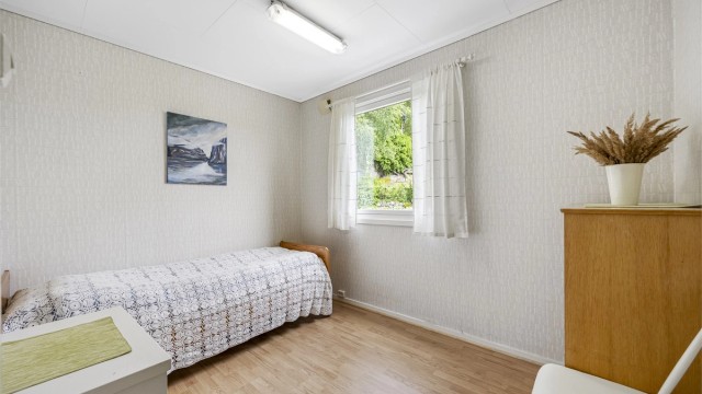 Det andre soverommet i etasjen egner seg godt som barnerom, gjesterom eller kontor.