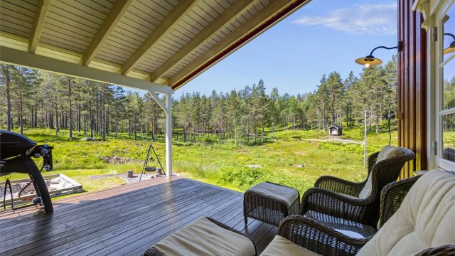 Overbygd terrasse på 14 m² med utgang fra stue og spisestue.