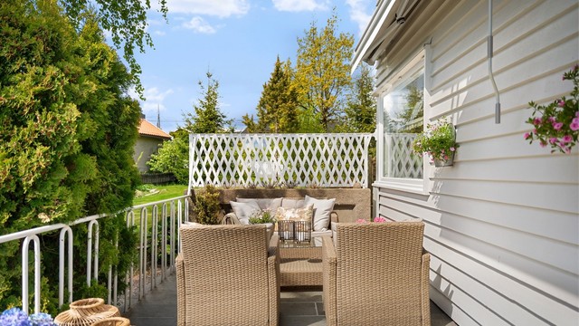 Terrassen utenfor stuen er flislagt med skifer og har god plass til en utendørs salong.