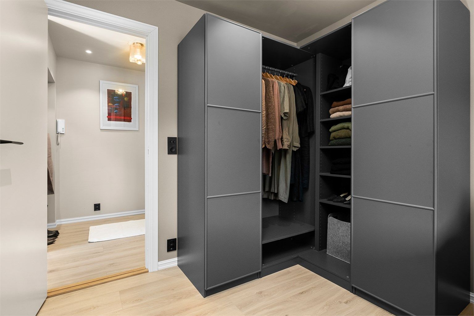 Soverommet har praktisk garderobeløsning med godt oppbevaringsrom og en ryddig, helhetlig utførelse.