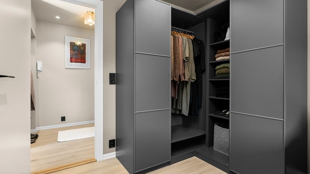 Soverommet har praktisk garderobeløsning med godt oppbevaringsrom og en ryddig, helhetlig utførelse.