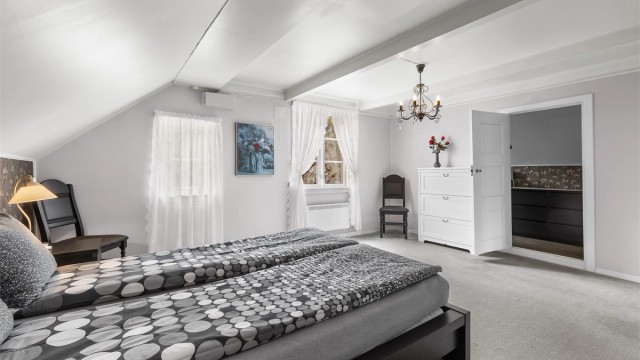Soverom med tilhørende garderobe.