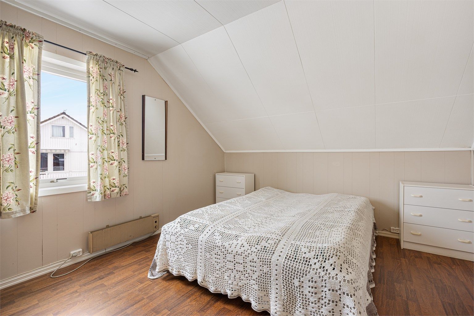 Boligens andre soverom passer godt som barnerom eller gjesterom.