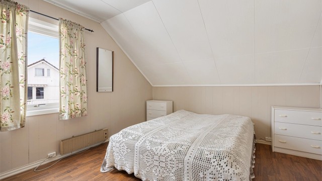 Boligens andre soverom passer godt som barnerom eller gjesterom.